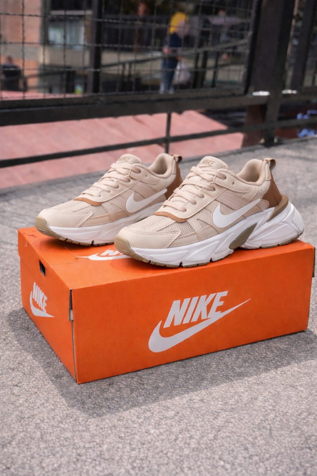 Bellos Nike Dama Fc Beige Marron